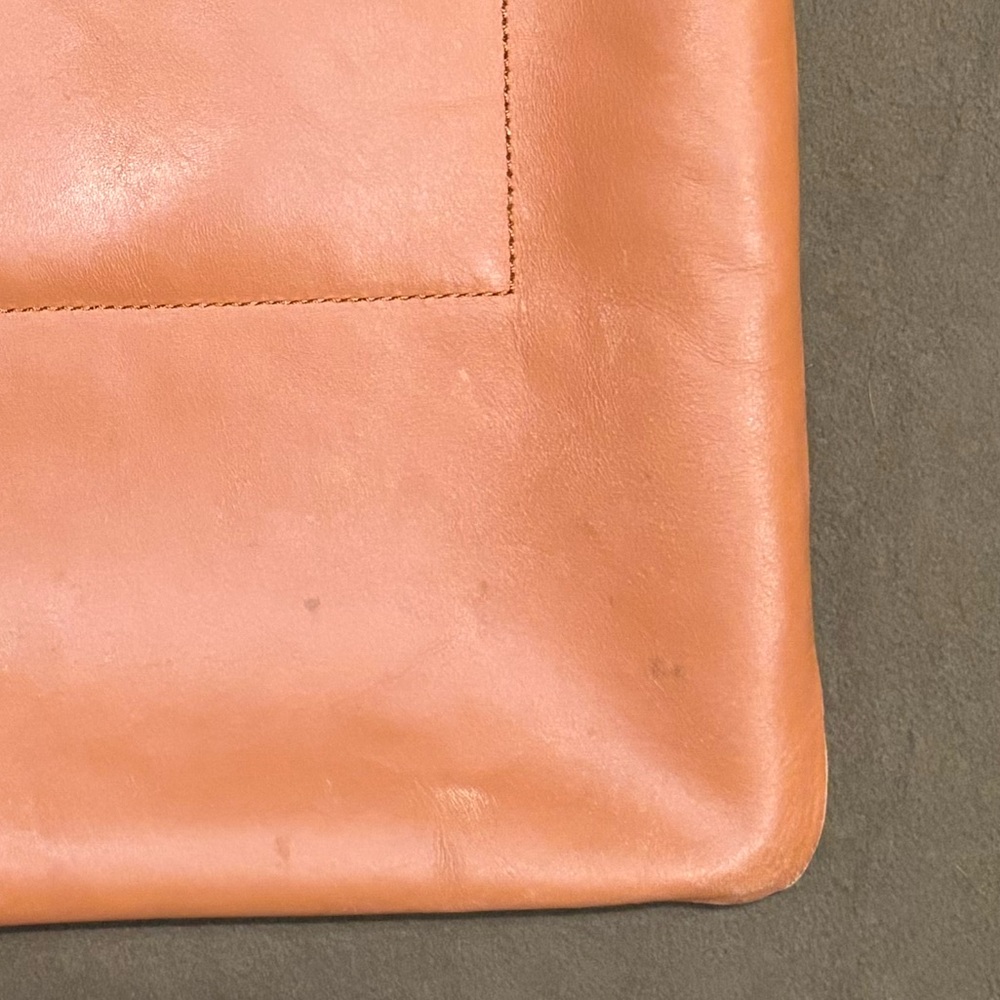 MADEWELL The Magazine Leather Tote in Distant Sand - Picture 3 of 5